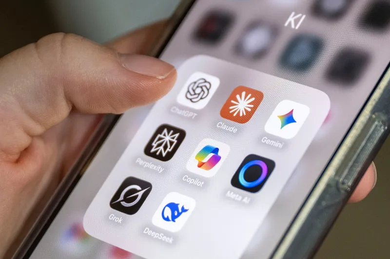 Pe ecranul unui smartphone, mai multe aplicații de AI, grupate într-un folder denumit „IA”