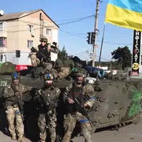 Forțele ucrainene au eliberat orașul cheie Izium. Civilii îi îmbrățișează pe militari - FOTO: Twitter/tom_bullock_
