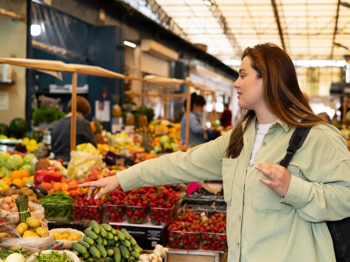 Femeie care face cumpărături - Foto: Freepik (Imagine cu rol ilustrativ)