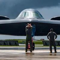 Un avion B-2 Spirit decolează de la baza aeriană americană din Guam - Foto: Profimedia Images
