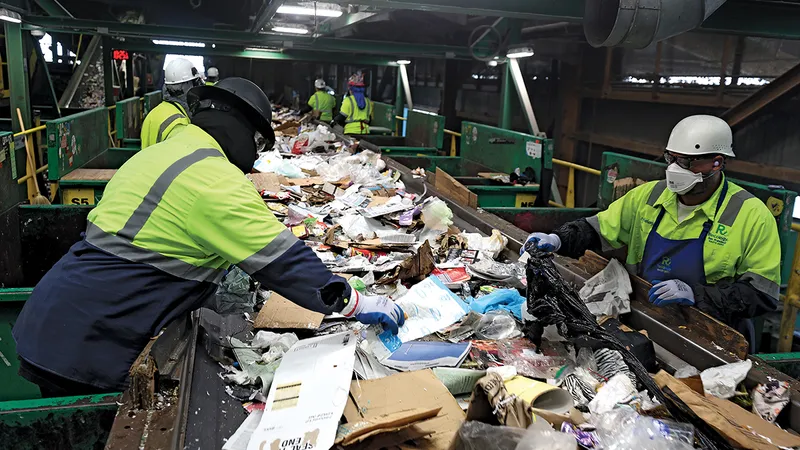 MUNCĂ DE FĂCUT Operatorii scot pungile de plastic în timp ce sortează materialele reciclabile. În ritmul actual, deșeurile din plastic aproape se vor dubla până în 2050