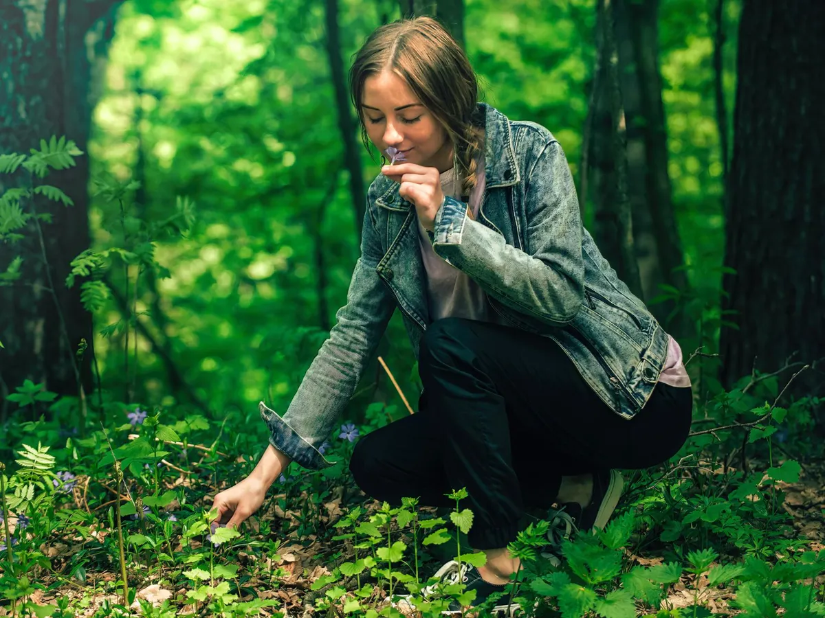 Femeie în pădure - Foto: Freepik (Imagine cu rol ilustrativ)