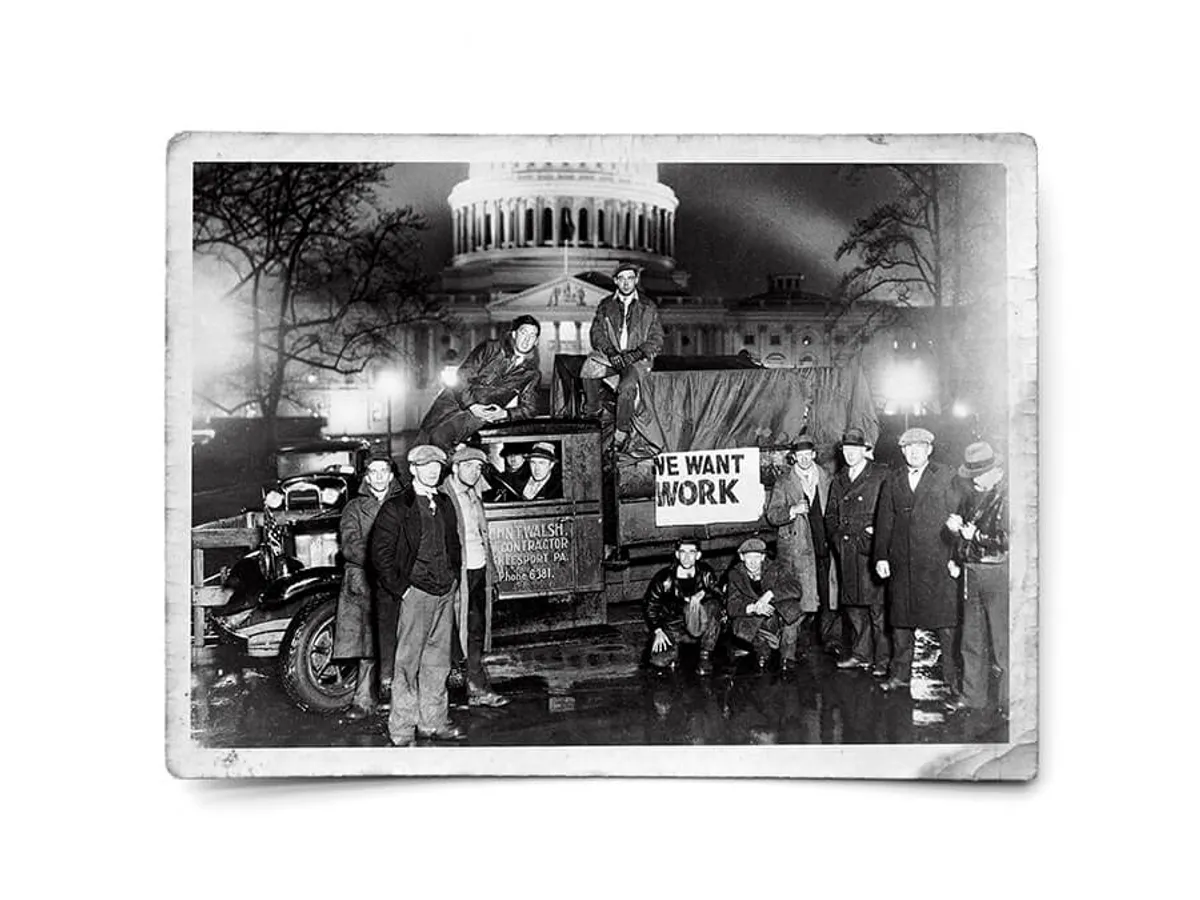 DÉJA VU, DIN NOU? Rata șomajului din acest an a atins niveluri care nu mai fuseseră văzute de la Marea  Criză. Aici, un camion cu bărbați șomeri  ajunge la Washington, D.C., să ceară ajutor federal, circa 1932