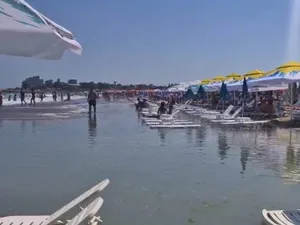 Inundații pe plaja din Costinești. Turiștii s-au trezit cu șezlongurile sub apă. Cum a fost posibil? - Foto: Facebook