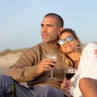 Dacă bei împreună cu iubita vei avea o relație mai bună și vei trăi mai mult. Care e motivul? - Dacă bei împreună cu iubita vei avea o relație mai bună și vei trăi mai mult. Care e motivul? - Foto: Freepik.com (Imagine cu rol ilustrativ)