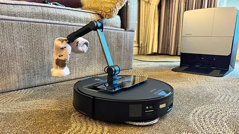 Roborock Saros Z70 – Robo-aspiratorul cu „mână“ care strânge șosetele rătăcite