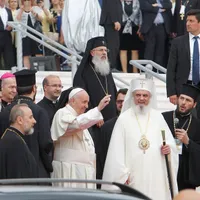 Papa Francisc, salutând mulțimea în fața Catedralei Neamului    Foto: Inquam Photos / Octav Ganea