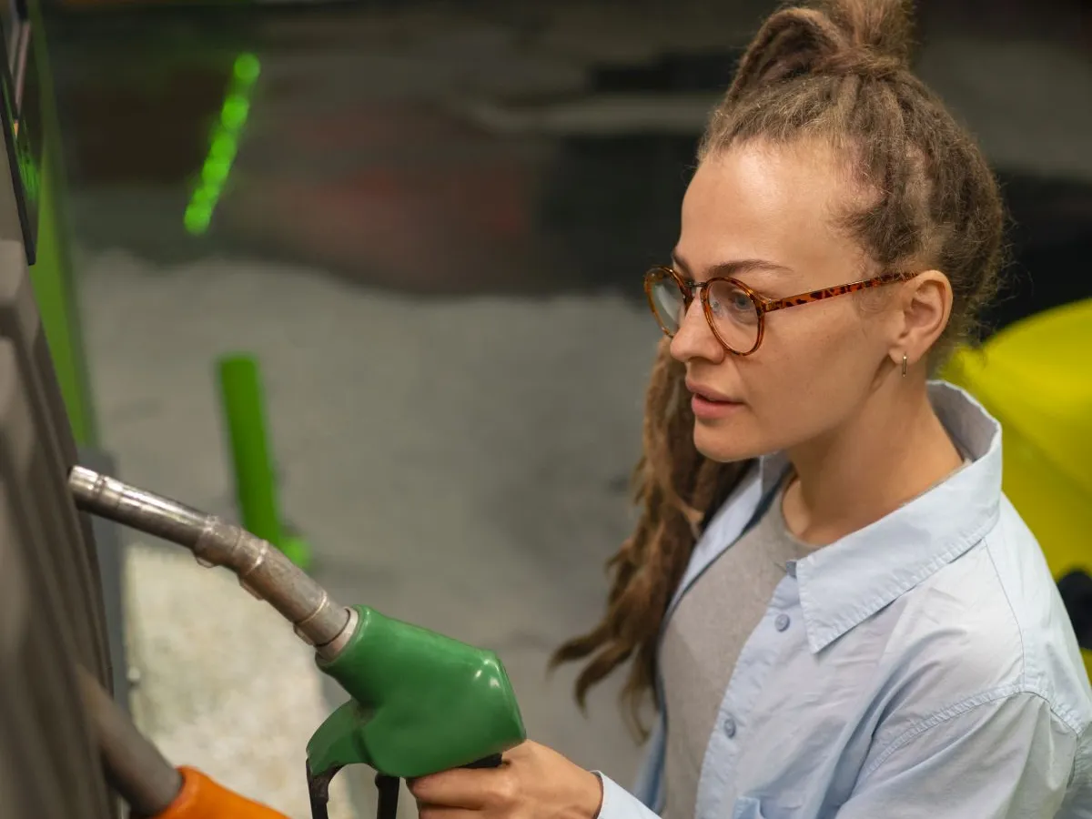 Femeie făcând plinul, la pompa de benzină - Foto: Freepik/CC0