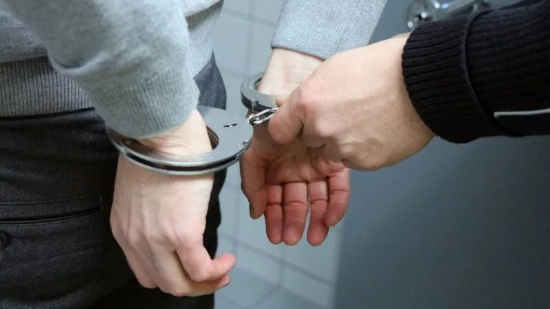 Bărbat arestat după ce a fost prins cu 10 kg de canabis, în Fălticeni. Le avea din Spania