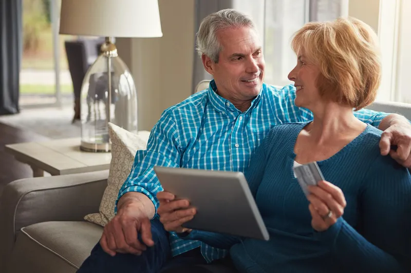 Pensioanri cu cardul - Foto: Freepik