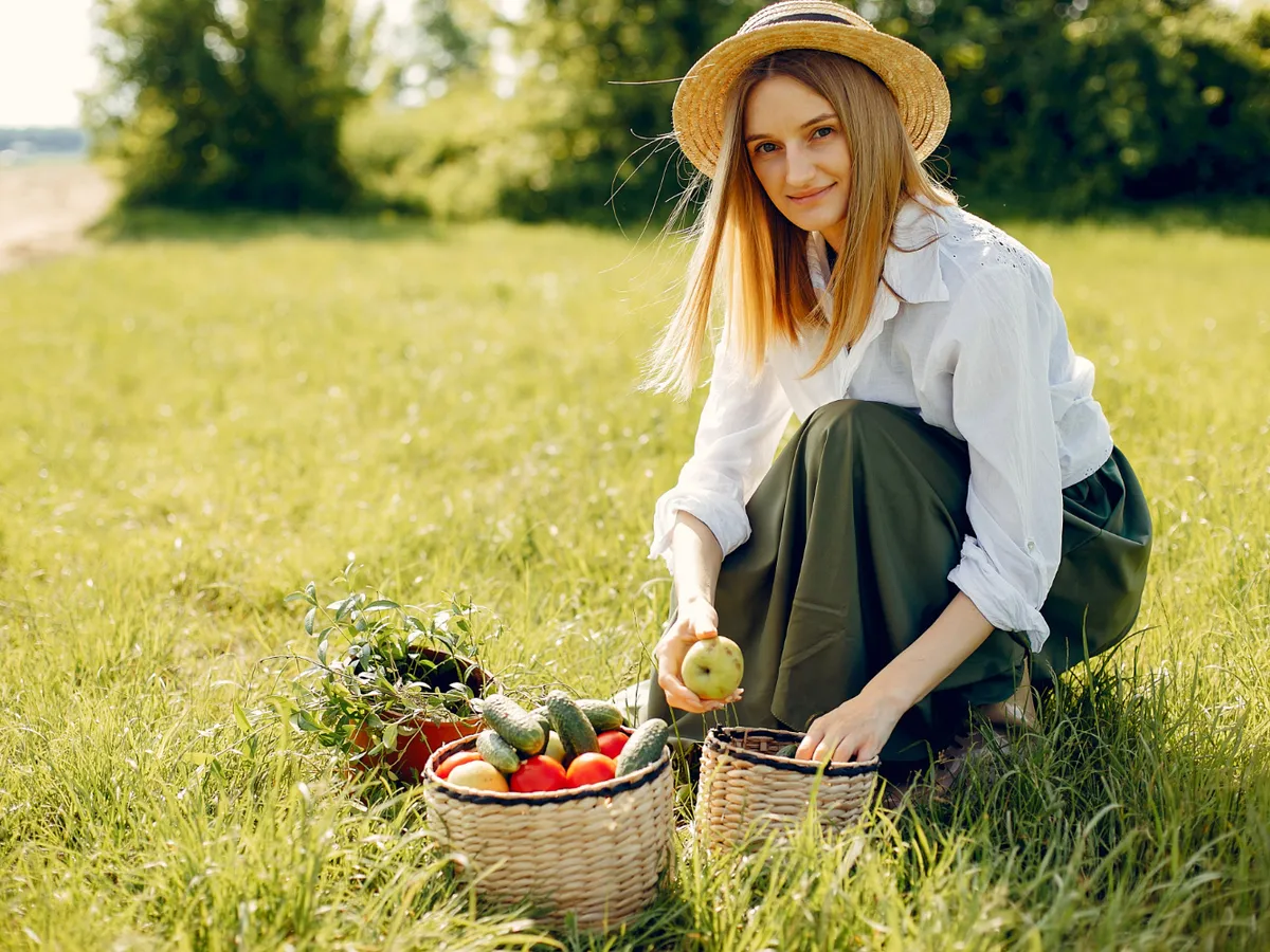 Femeie în grădină - Foto: Freepik