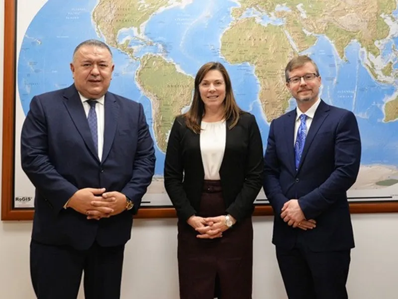 Președintele CCIR, Mihai Daraban, adjunctul Ambasadorului SUA în România, Michael L. Dickerson, și consilierul economic ,Kimberly Barr Foto: CCIR