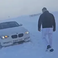 Un șmecher cu BMW a rămas blocat pe Transalpina, drum închis Foto: Captură Facebook/Plus Oltenia