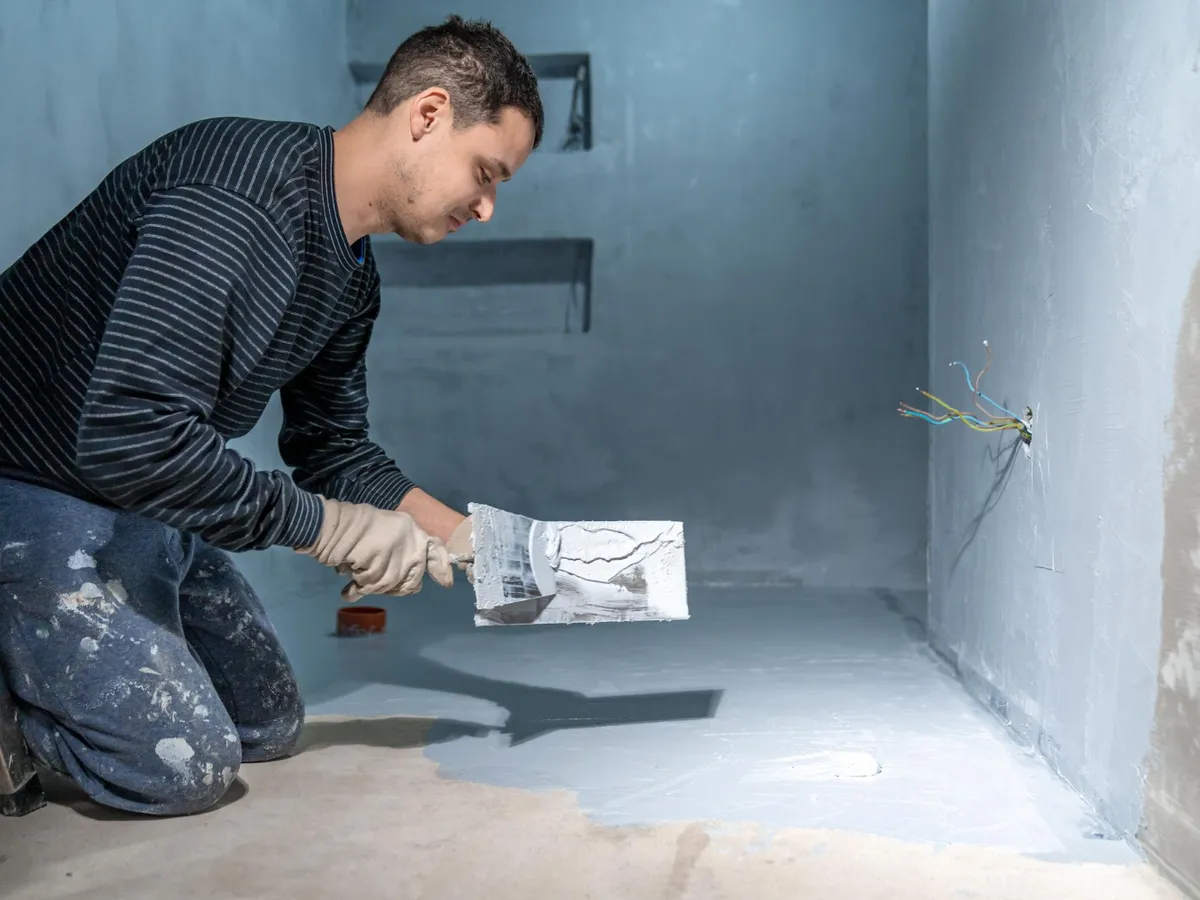 bărbat care lucrează acasă - Foto: Freepik (Imagine cu rol ilustrativ)