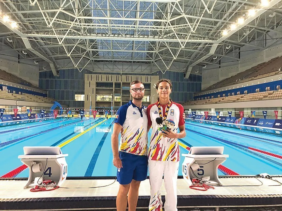 David Popovici și antrenorul Adrian Rădulescu, sărbătorind succesul de la Baku