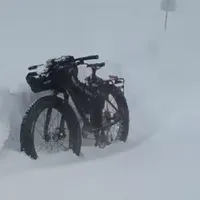 Bărbat, salvat din zăpezile din Munții Bucegi. S-a dus cu bicicleta la plimbare în plin viscol - Foto: Profimedia images