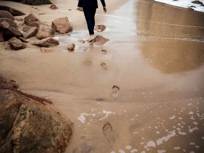 A plouat în deşert. Un bărbat merge desculţ prin bălţi - Foto: Freepik/freepic.diller