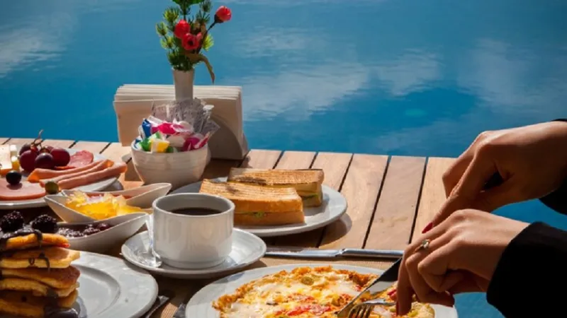 Vacanță în Grecia. Cât costă mâncarea pe zi pentru o familie? Ce trebuie să iei în calcul? - Foto: Freepik.com (rol ilustrativ)