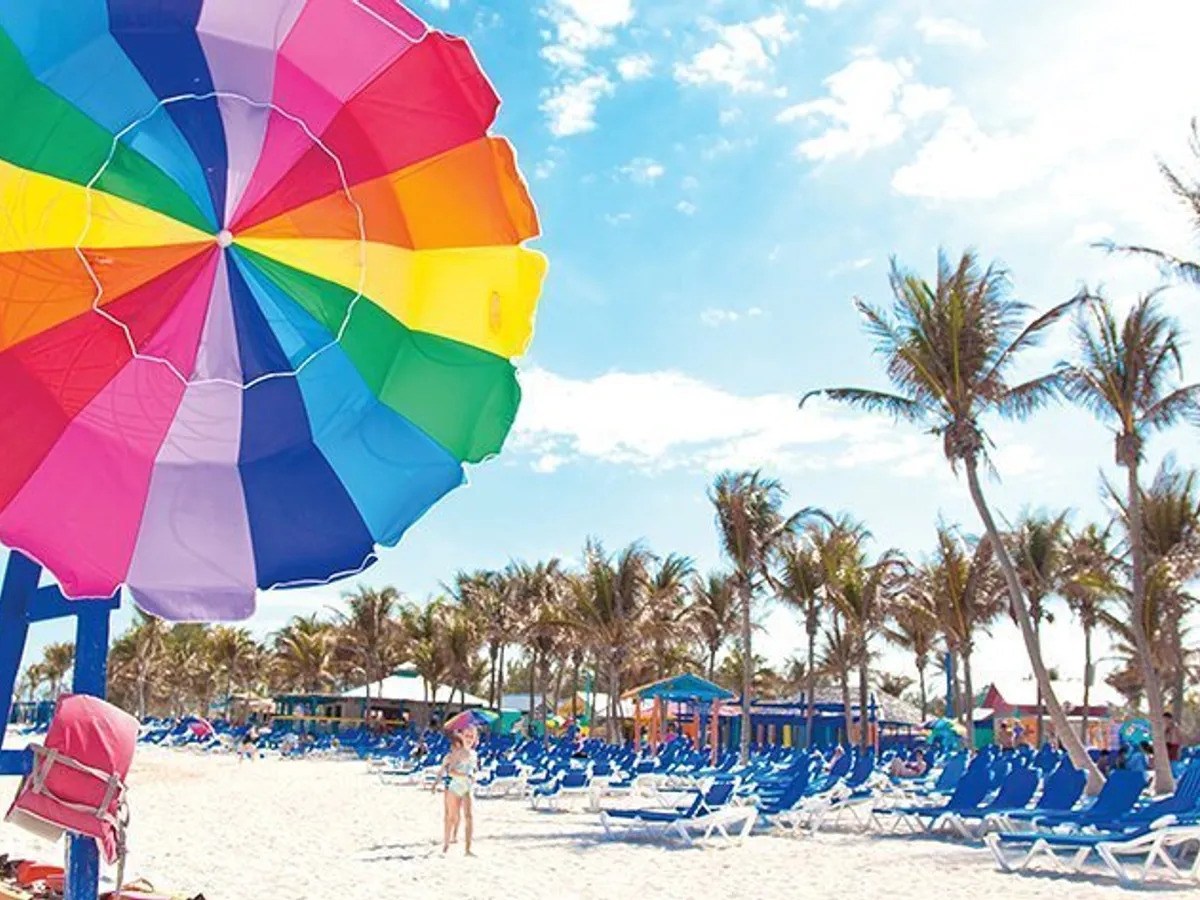 Pe CocoCay sunt amenajate special două plaje. Chill Island este o plajă cu nisip alb fin, căbănuțe și șezlonguri pentru relaxare. Iar South Beach se adresează amatorilor de sporturi acvatice și de plajă