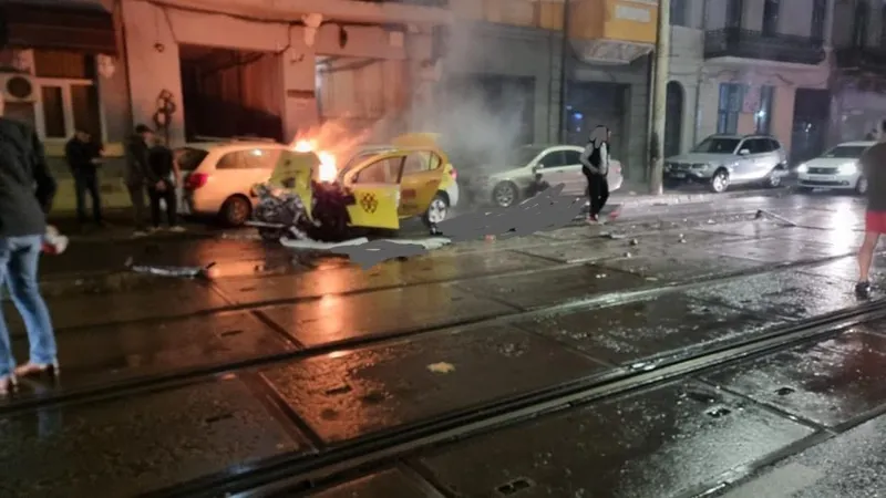 Un taxi a intrat frontal într-un autobuz STB și a luat foc: șoferul mort, 4 clienți la spital. / Foto: infotraficromania.ro