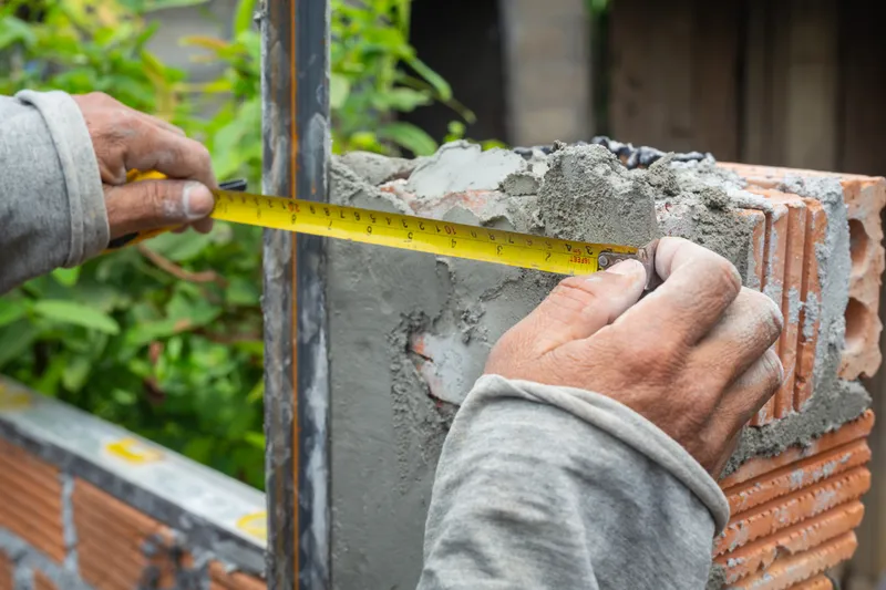 Muncitor &icirc;n construcții construiește un zid de cărămidă - Foto: Freepik (Imagine cu rol ilustrativ)