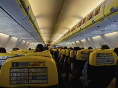 Incident grav la bordul unui avion care decolase din Grecia. Un pasager, parțial aspirat spre exterior