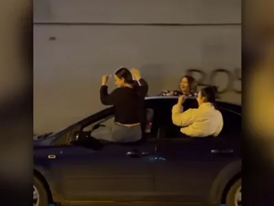 O șoferiță de 19 ani a rămas fără permis după ce a făcut spectacol pe o stradă din Cluj. Cum a fost filmată, alături de prietenele ei