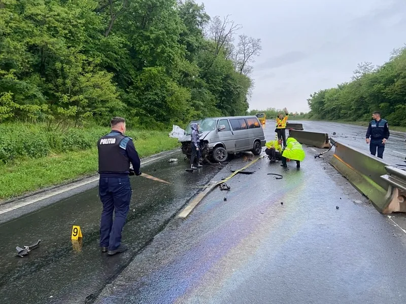 Accident cumplit pe DN7! 7 persoane rănite, după ce microbuzul în care erau a intrat într-un parapet - Foto: IPJ Hunedoara