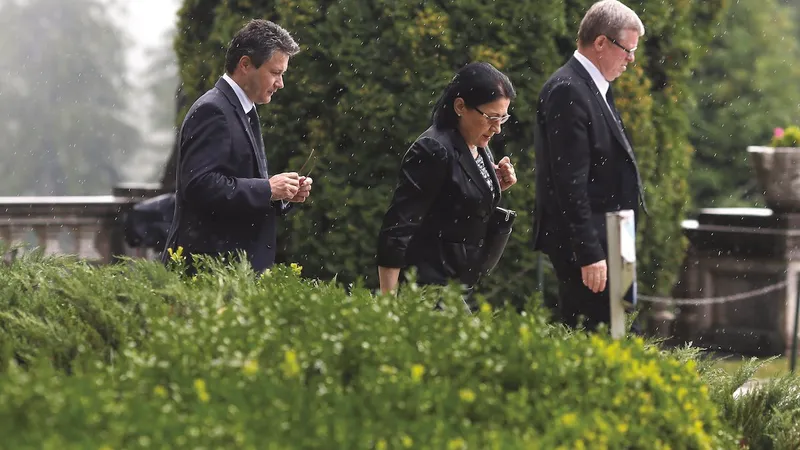 Ecaterina
Andronescu și Remus Pricopie au condus un grant de cercetare la care s-a lipit, fictiv, și
Petre Lăzăroiu