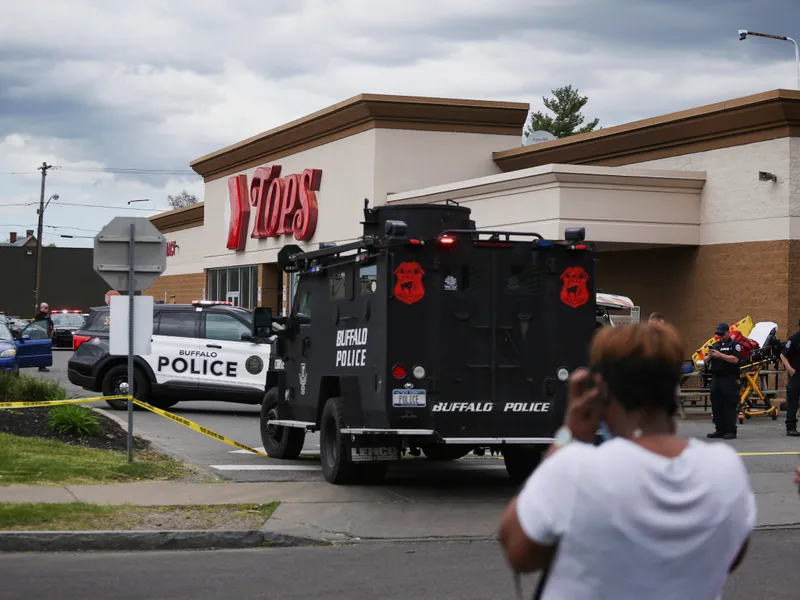 Un tânăr a deschis focul într-un supermarket din Buffalo, statul New York: cel puțin 10 morți. / Foto: nbcnews.com