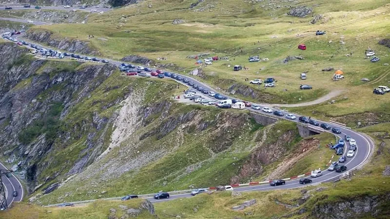 Accident incredibil pe Transfăgărășan: Un Audi A5 a țâșnit în orb și s-a înfipt într-un Q3. / Foto: PiteȘtiri