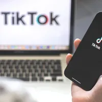8 din 10 adolescenți intră zilnic pe TikTok. Aproape jumătate nu verifică informațiile prezentate - Foto: Profimedia Images (Imagine cu rol ilustrativ)