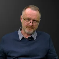 Senatorul AUR Sorin Lavric e cunoscut în spațiul public mai ales pentru opiniile sale despre unghiile de la picioare ale femeilor. Sursă: Facebook