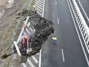 Autostrada Sebeş - Turda are nevoie constantă de reparații. Cârpeli, denivelări și surpări Foto: captură video observatornews