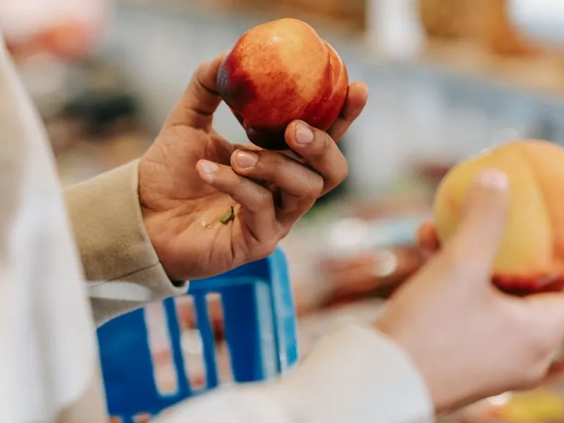 Cumpărător indecis, gândindu-se ce fructe să cumpere - Foto: Pexels/Michael Burrows