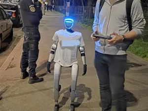 Cum a ajuns un robot la mitingul ”EuRo Manifest” din Piața Victoriei? Ce făcea acolo de fapt? - Foto: Jandarmeria