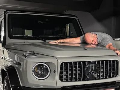 Emil din „Teambuilding”, actorul Matei Dima, are jucărie nouă: Mercedes G-Classe de 200.000 € - Foto: Instagram/@bromania