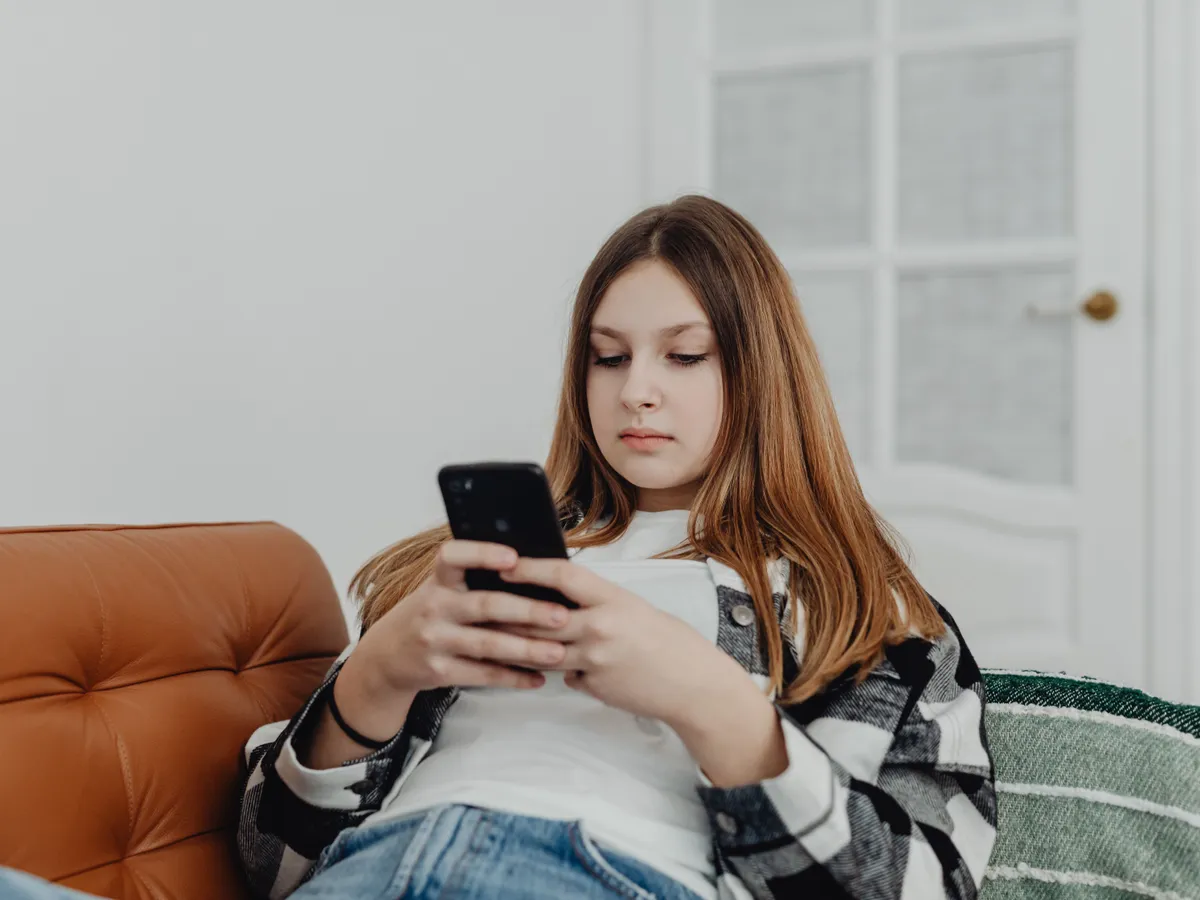fata cu telefon Foto: Pexels (imagine cu rol ilustrativ)