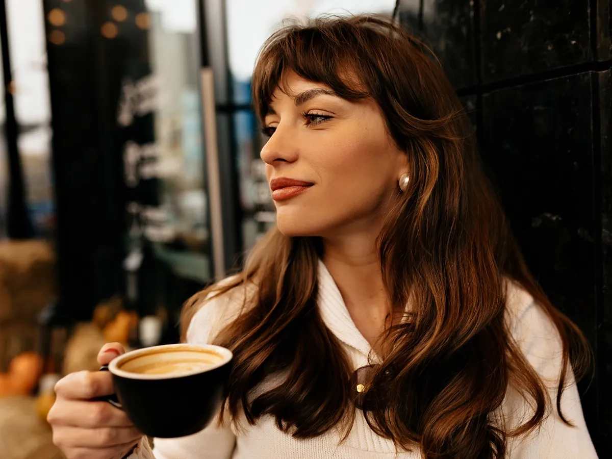 Femeie cu ceașcă de cafea - Foto: Magnific (cu rol ilustrativ)