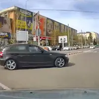 Un șofer începător cu BMW a „rescris” legea în giratoriu. A luat-o pe contrasens - Foto: captură video