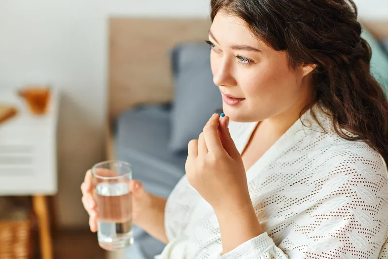 Femeie care administrează o vitamină - Foto: Freepik (rol ilustrativ)