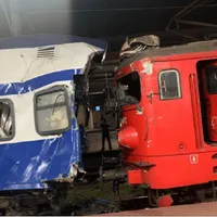 În urma impactului, au fost rănite patru persoane: mecanicul, conductorul, șeful de tren și un călător - Captură video