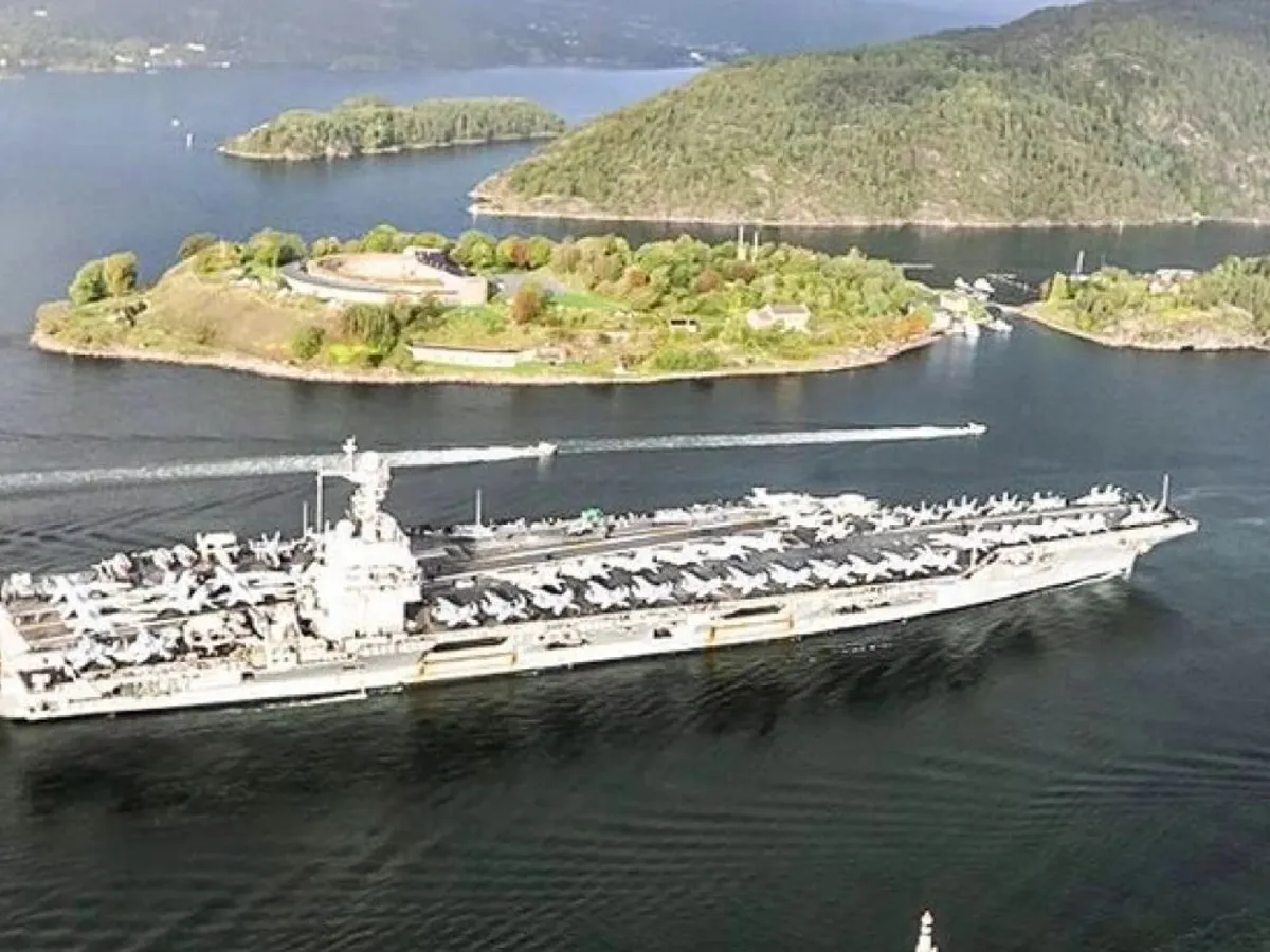Intrarea portavionului Gerald R.Ford în fiordul Oslo - Foto: NATO