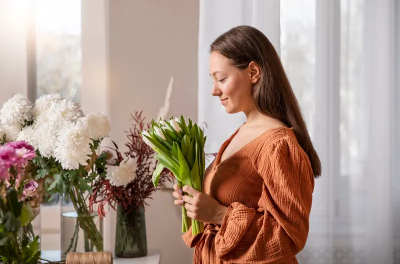Ce să pui &icirc;n vază ca să reziste florile mai mult? Ai tot ce &icirc;ți trebuie &icirc;n casă pentru acest truc - Foto: Freepik (Imagine cu rol ilustrativ)