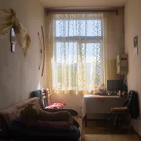 Camera în care locuiește în timpul săptămânii învățătoarea din școala din Dobraia, mai 2019 © Bogdan Dincă / Documentaria