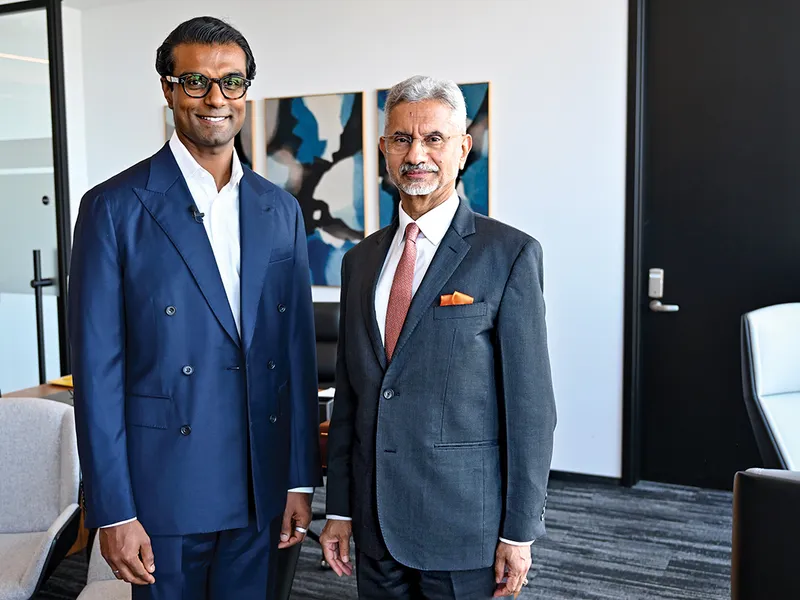 Dave Pragad, director executiv al Newsweek, și Subrahmanyam Jaishankar, ministrul afacerilor externe al Indiei