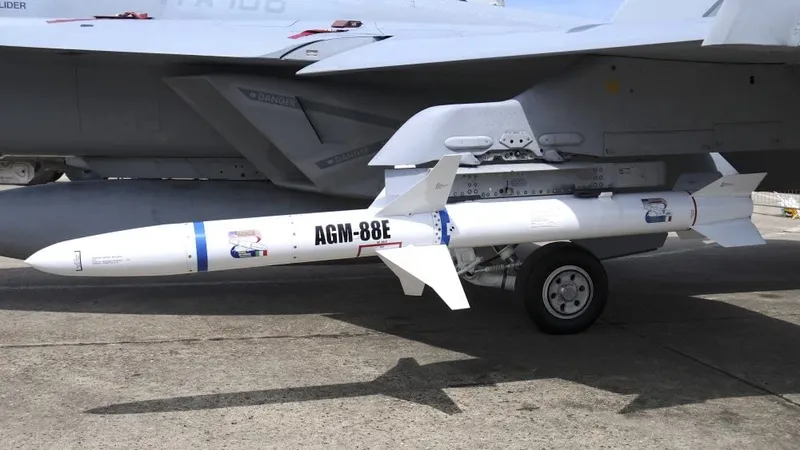 Armura victoriei: racheta anti-radar AGM-88D HARM se activează la cel mai mic impus radar/FOTO: Twitter/ТРУХА