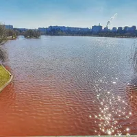 Lacul IOR e plin de pipi și caca susține Asociația Eco Civica, de aici și culoarea roșie a apei Foto: Eco Civica