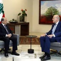 Preşedintele Michel Aoun şi premierul desemnat Najib Mikati. / Foto: dalatinohra.net