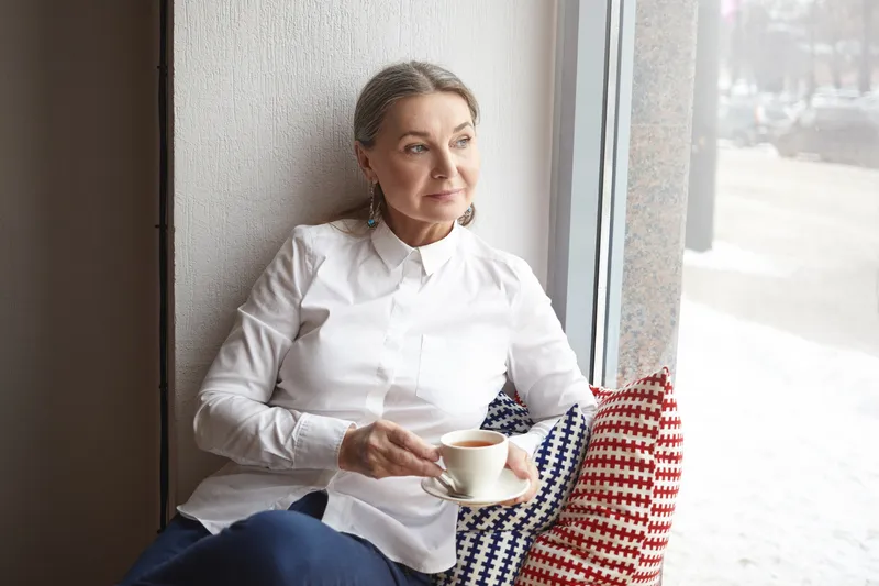 Pensionară gândindu-se la pensie - Foto: Freepik